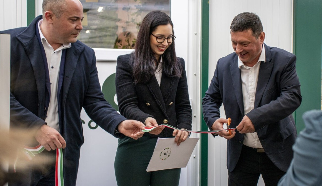 Átadták a magyar startup által fejlesztett növénytermesztő konténer farmot