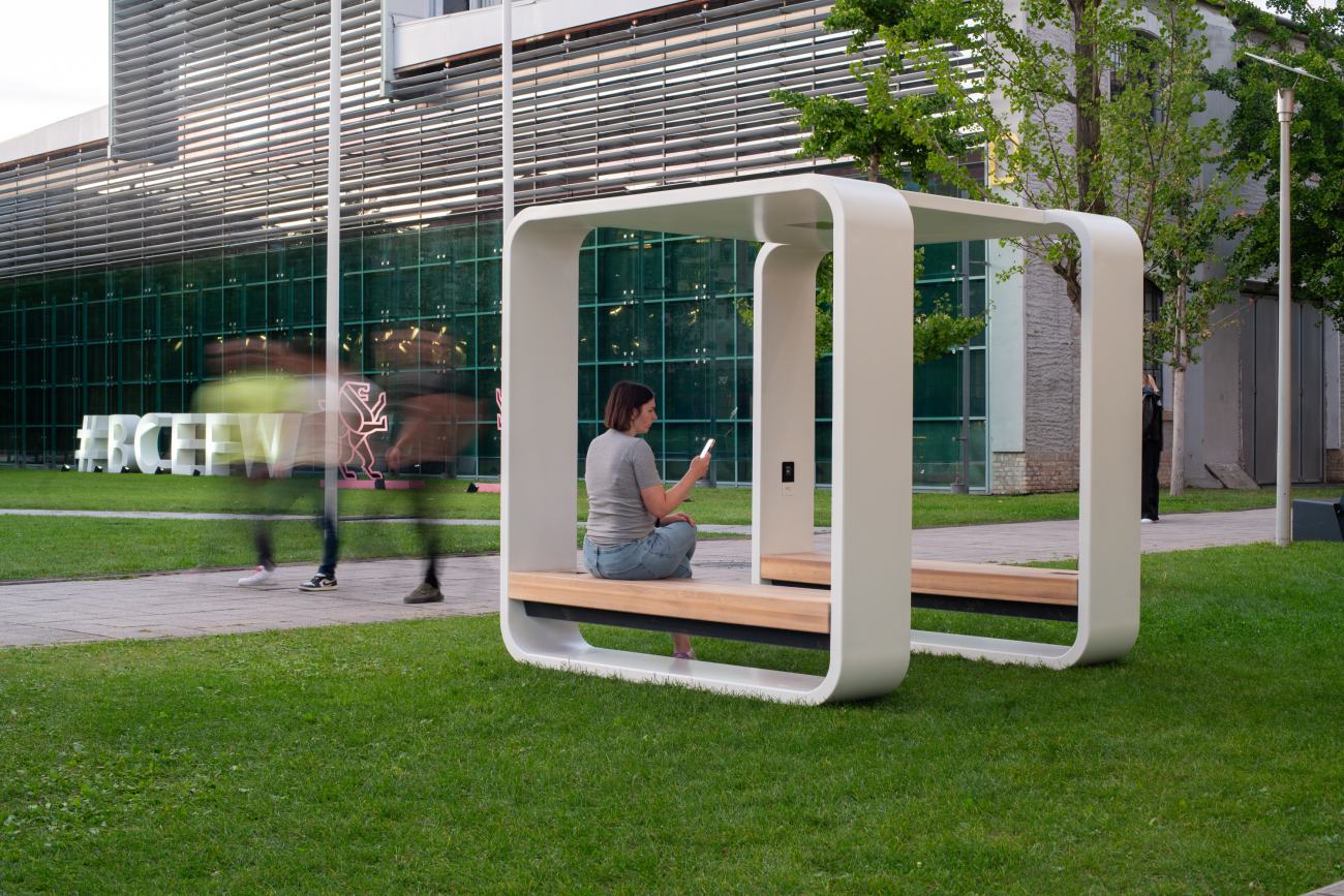 600 millió forintos befektetést szerzett a köztéri okosbútorokat gyártó magyar startup, a Kuube