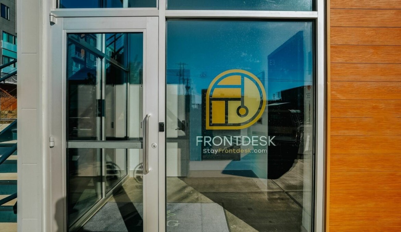 Minden munkavállalóját elbocsátotta az amerikai Frontdesk